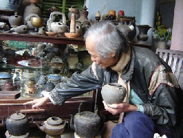 Đồ gốm sứ cổ của nhà sưu tầm Hồ Tấn Phan